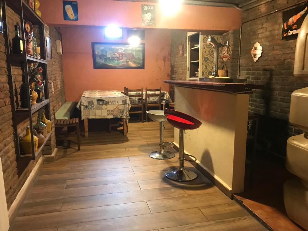 comedor con mesa y taburete en Casa LEON, en León
