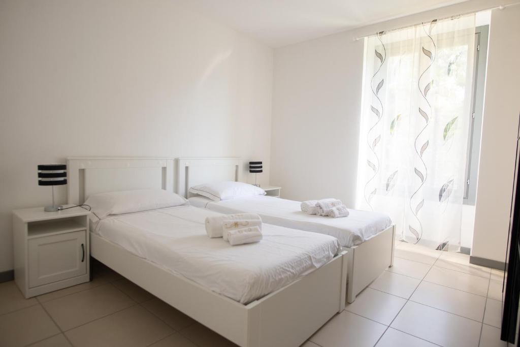 Postel nebo postele na pokoji v ubytování Griante suites