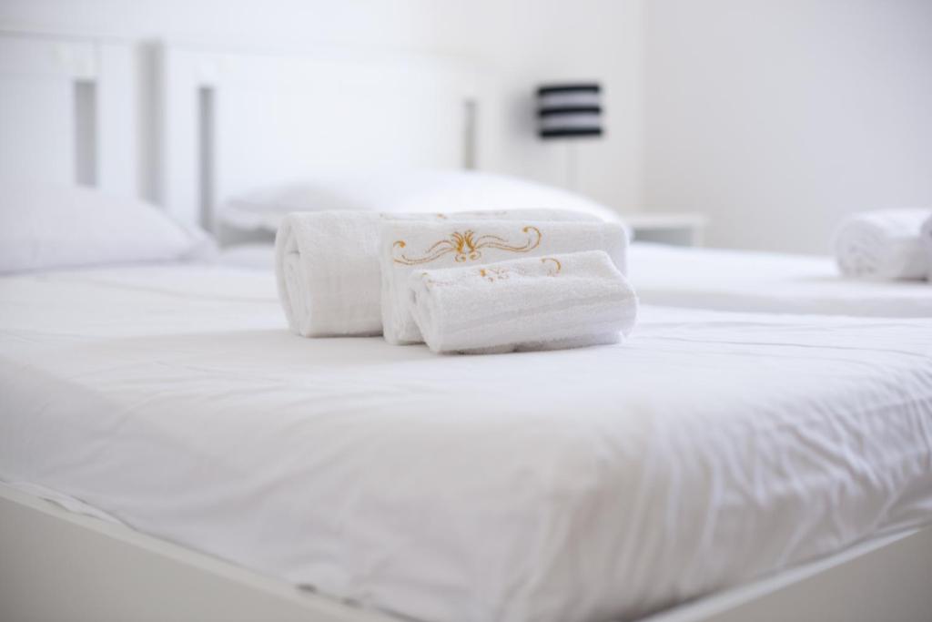 Postel nebo postele na pokoji v ubytování Griante suites