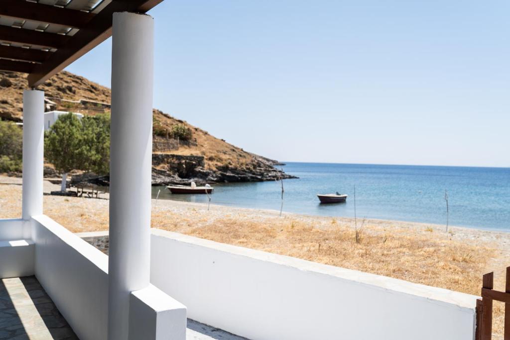 uma vista para a praia a partir da varanda de uma casa em House by the sea em Kythnos