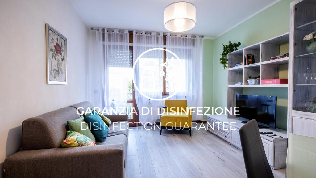 sala de estar con sofá y ventana en Italianway - Bersaglio 25 en Udine