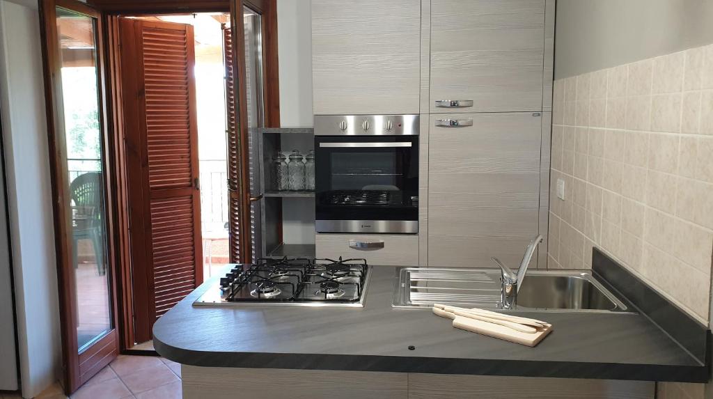 A kitchen or kitchenette at LA MARINA