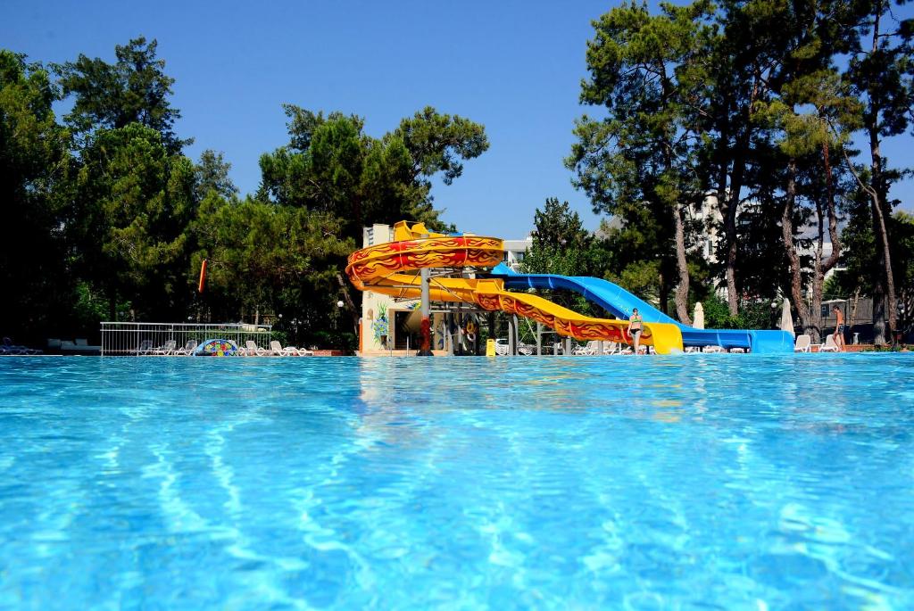 Bazén v ubytování Meder Resort Hotel - Ultra All Inclusive nebo v jeho okolí