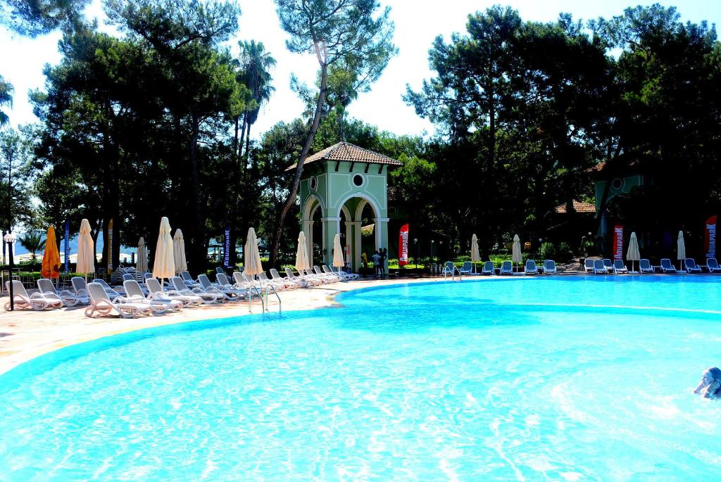 Bazén v ubytování Meder Resort Hotel - Ultra All Inclusive nebo v jeho okolí
