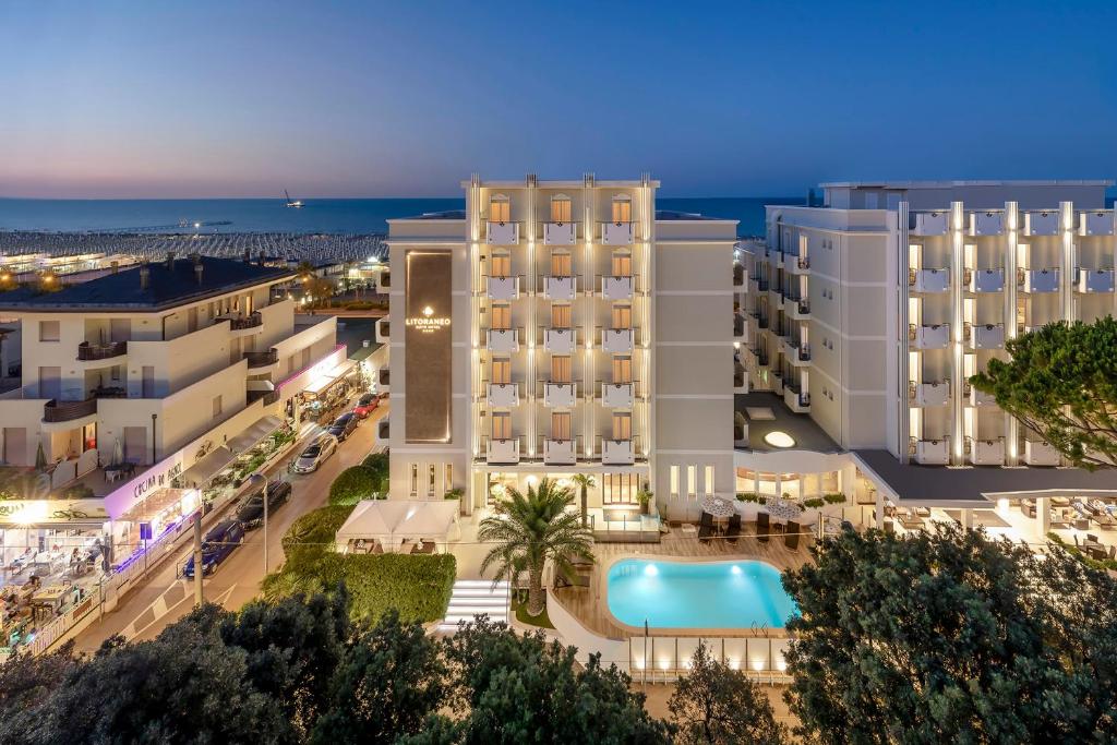eine Luftansicht auf das Hotel und den Strand in der Unterkunft Litoraneo Suite Hotel in Rimini
