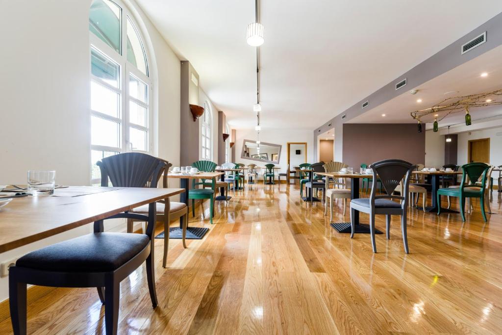 Un restaurante o sitio para comer en Hotel Silken Villa de Laguardia