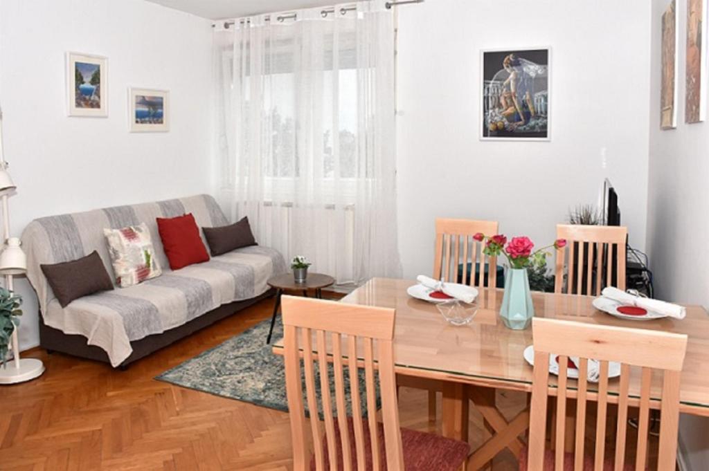 - un salon avec une table et un canapé dans l'établissement Apartman Vlaška 78, à Zagreb