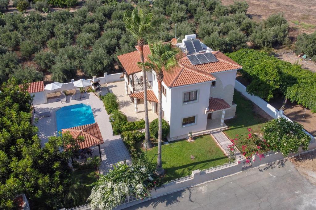 una vista aérea de una casa con piscina en Villa Paradise, en Pafos