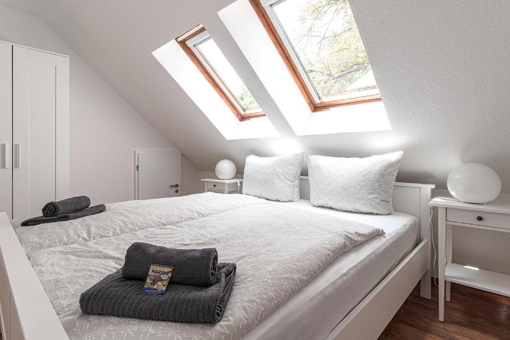 een slaapkamer met een groot wit bed en dakramen bij Ferienwohnung Quedlinburg Harz in Quedlinburg