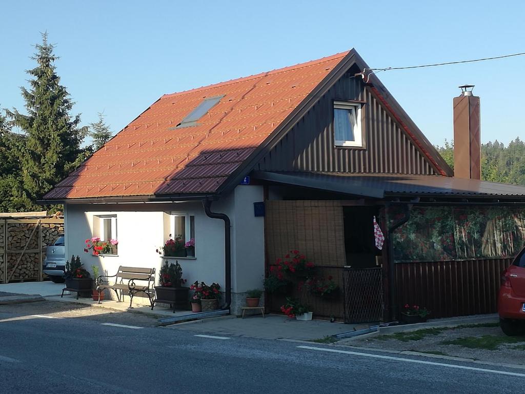 una pequeña casa con techo naranja en Kuća za odmor "Jasna" (Holiday home "Jasna"), en Crni Lug