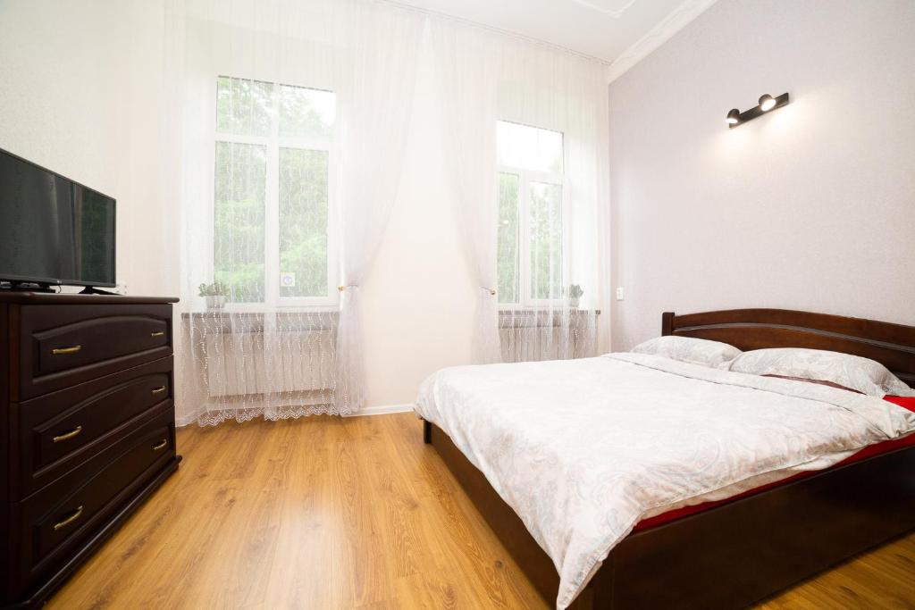 - une chambre avec un lit et une télévision à écran plat dans l'établissement Lviv City Rent, à Lviv