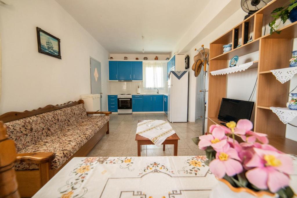 A kitchen or kitchenette at House by the sea