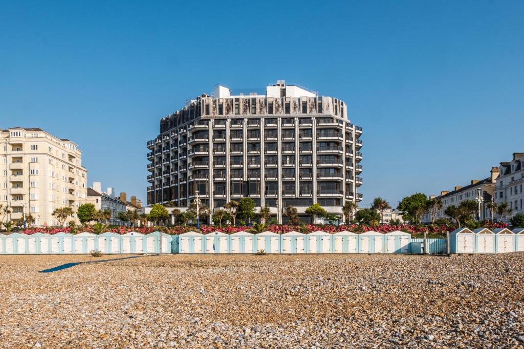 - un grand bâtiment en face d'une plage dans l'établissement The View Hotel, à Eastbourne