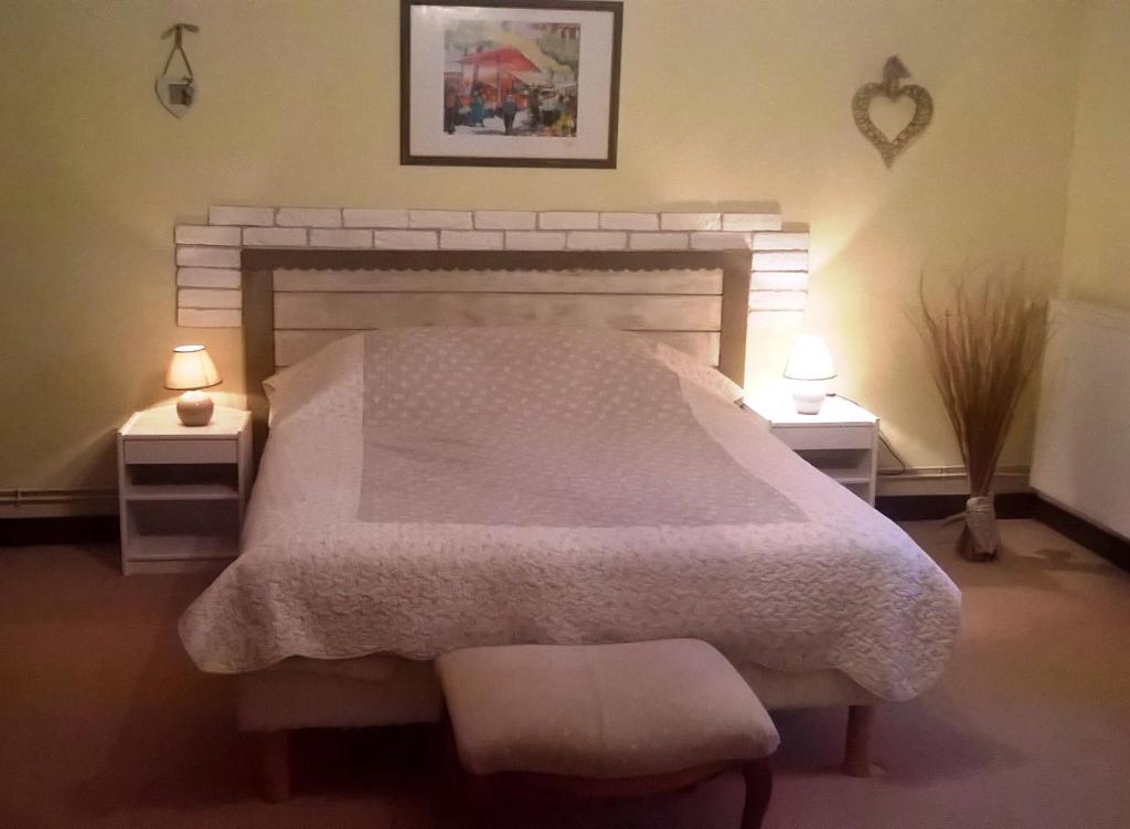 sypialnia z dużym łóżkiem z dwoma stołami i dwoma lampami w obiekcie LE GAHOUN - La Cosy w mieście Castets