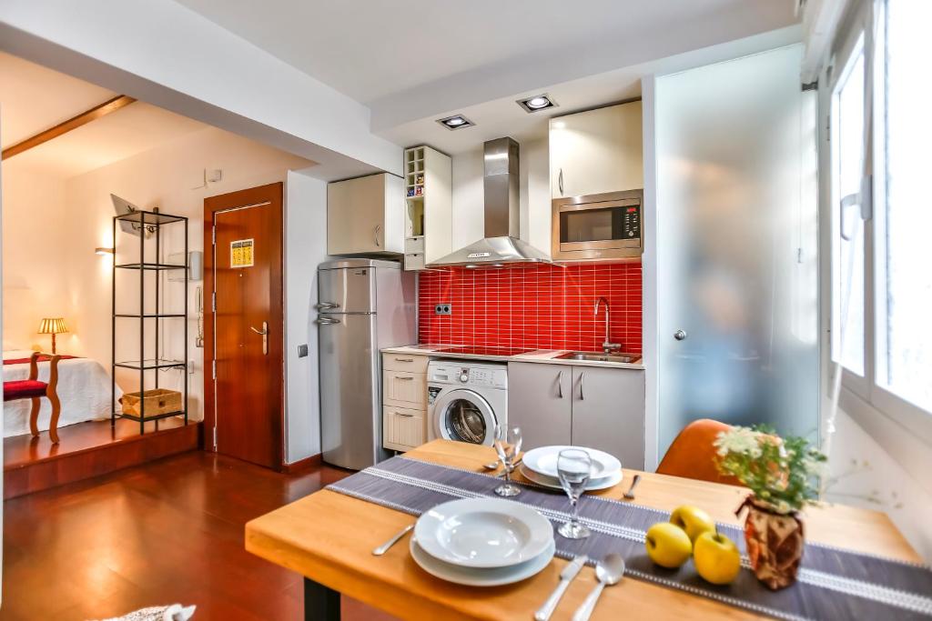 Kuchyň nebo kuchyňský kout v ubytování Ghat Apartments Montroig