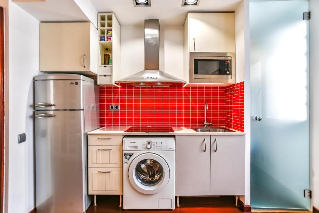 Kuchyň nebo kuchyňský kout v ubytování Ghat Apartments Montroig