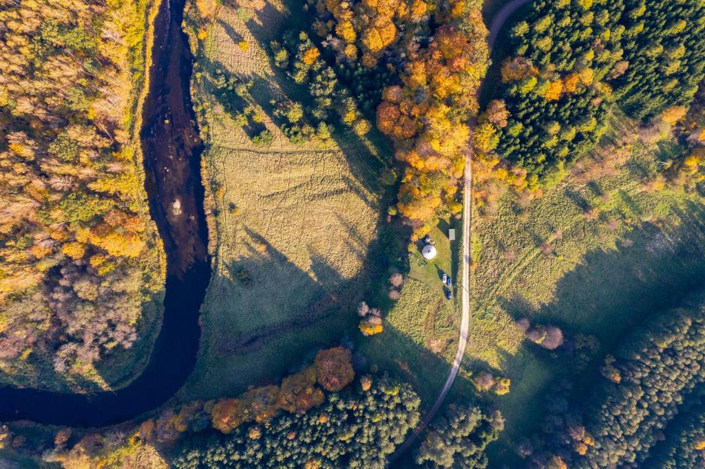 una vista aérea de un campo con árboles y una carretera en Jurtos nuoma, en Kartena