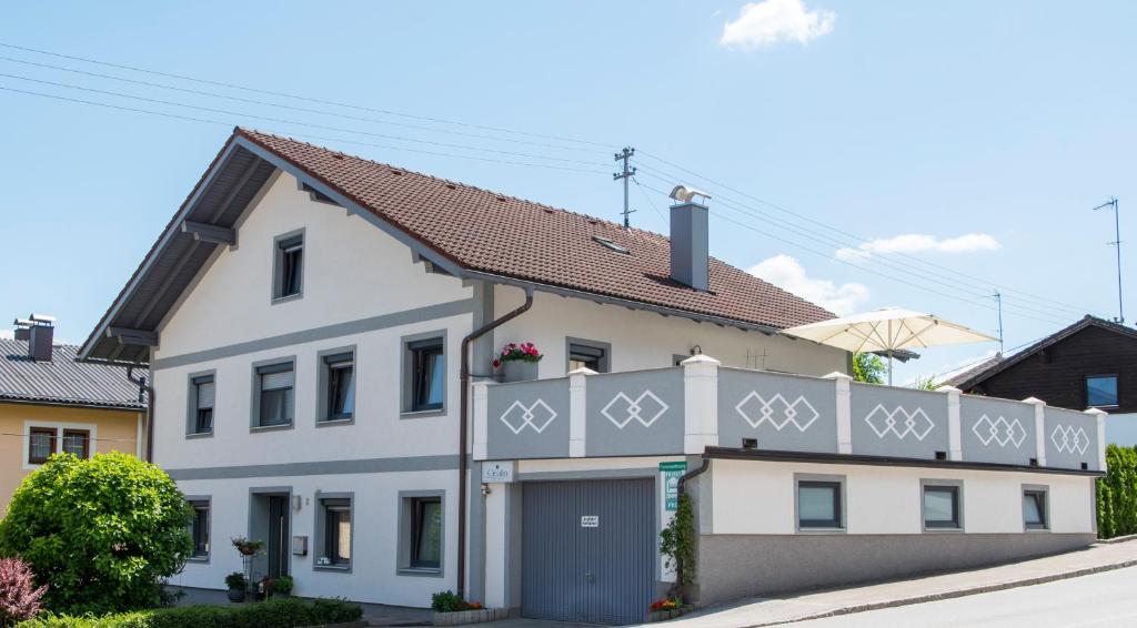 una casa blanca con una valla en Gästehaus Wührer, en Franking