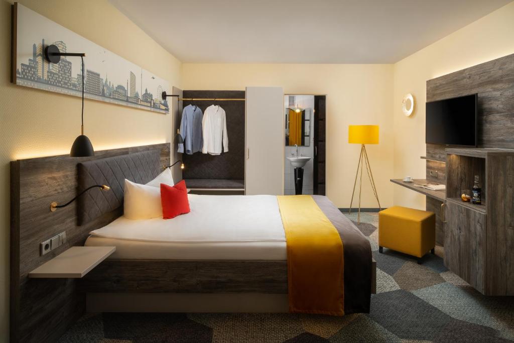 Postel nebo postele na pokoji v ubytování Hetzel Hotel Stuttgart