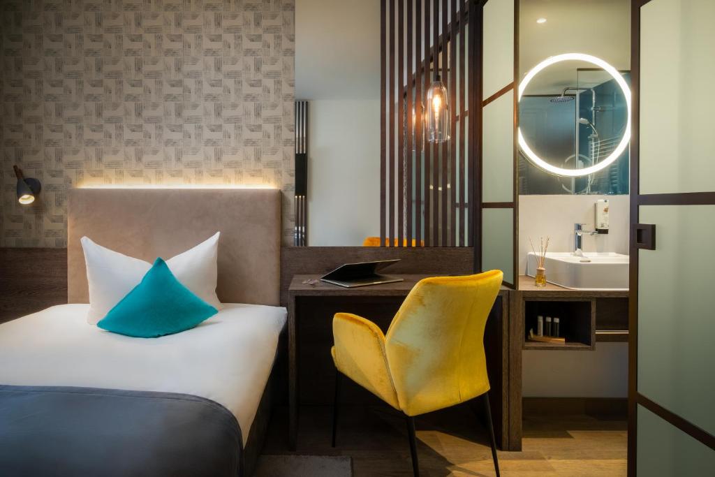 Postel nebo postele na pokoji v ubytování Hetzel Hotel Stuttgart