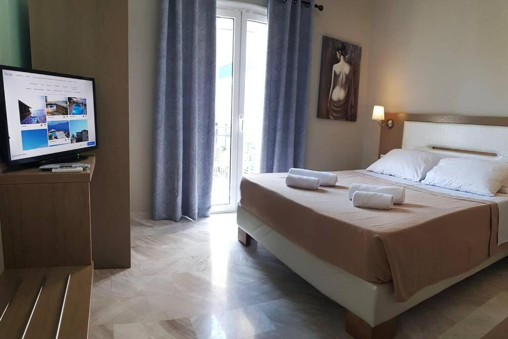 Postel nebo postele na pokoji v ubytování SUNRISE MIDTOWN LEFKADA