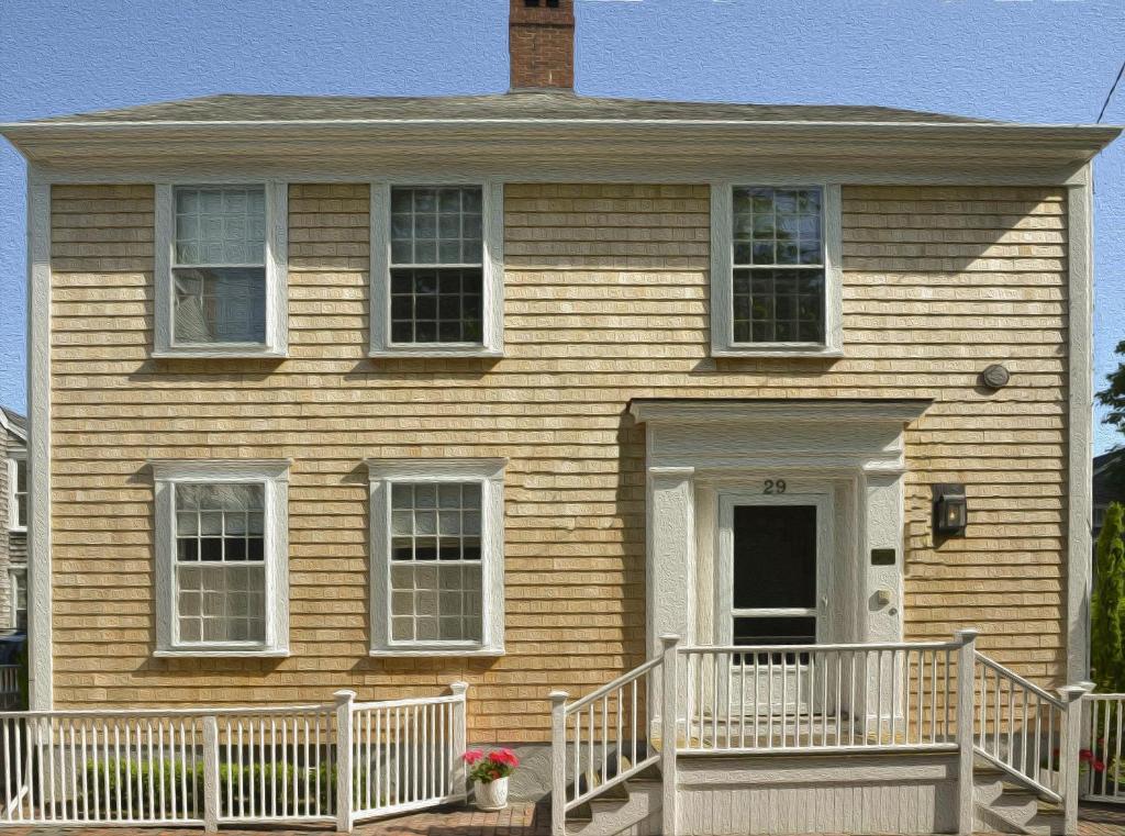 Casa de madera con porche y valla blanca en 29 India House en Nantucket