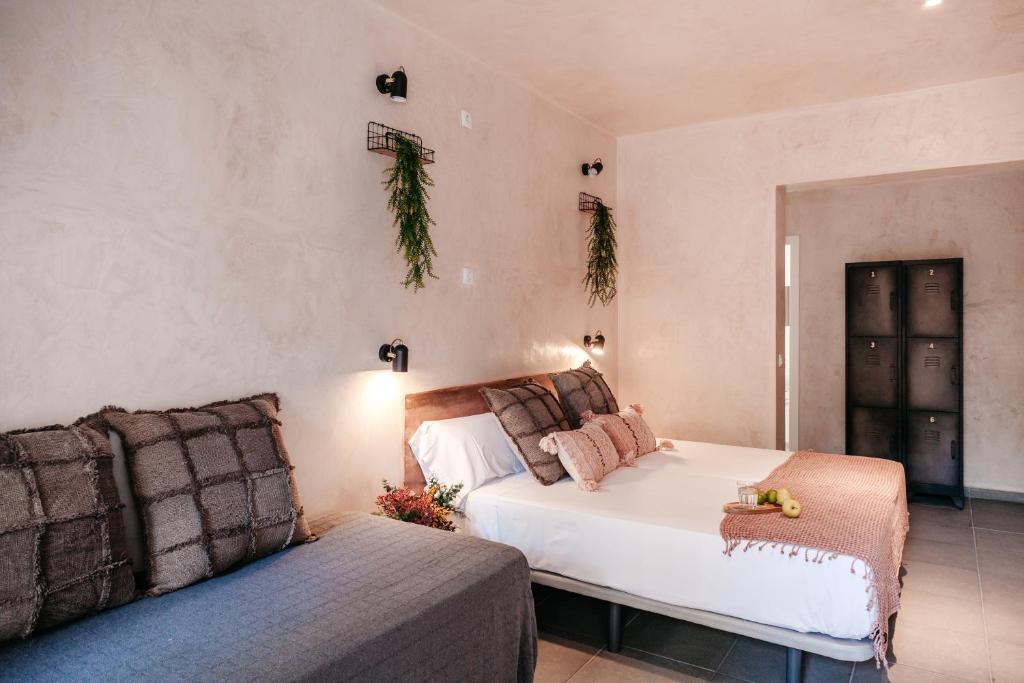 Łóżko lub łóżka w pokoju w obiekcie ASTUTO Boutique Jerez - Adults Only