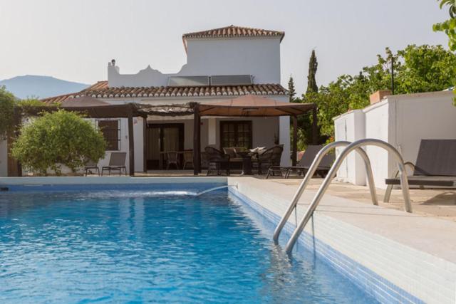 una piscina frente a una casa en Finca andaluza Los Molinos, en Estepona