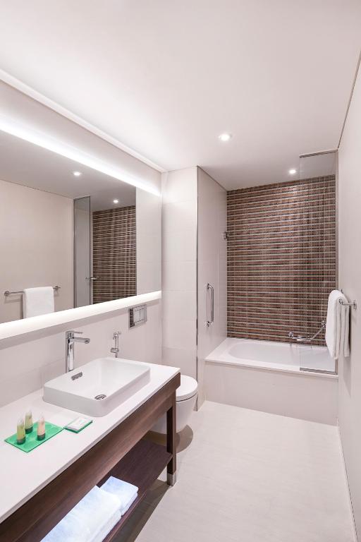 Koupelna v ubytování Hyatt Place Dubai Wasl District