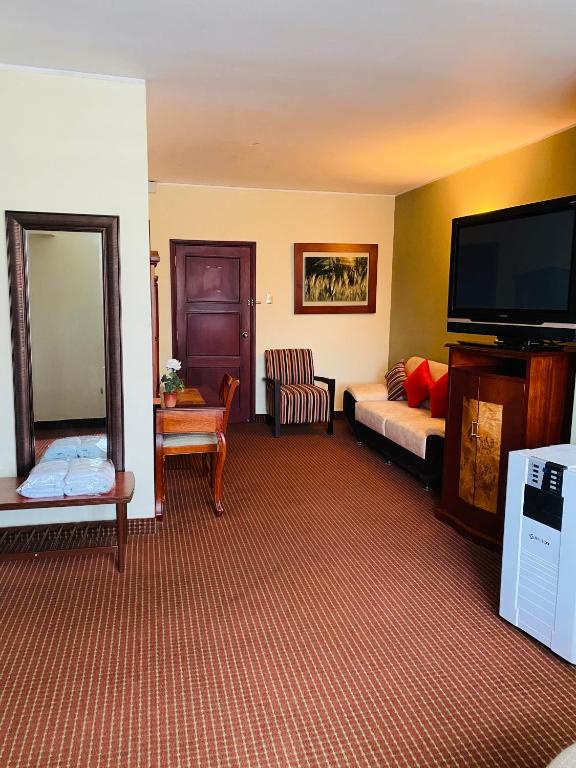 TV in/ali zabaviščno središče v nastanitvi Hotel Continental Lima