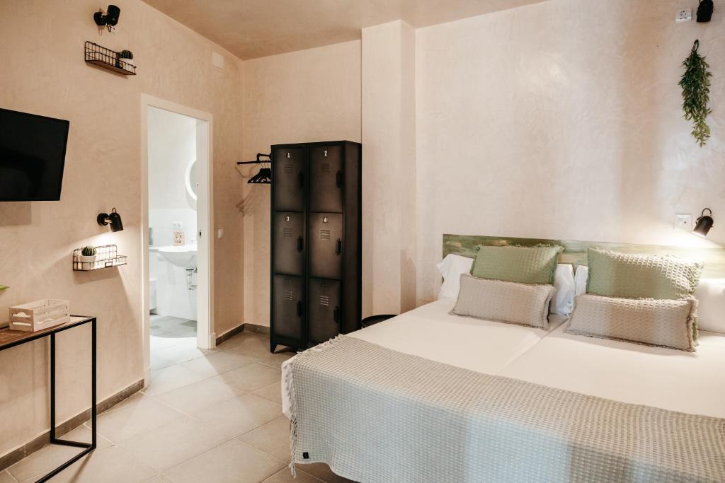 Łóżko lub łóżka w pokoju w obiekcie ASTUTO Boutique Jerez - Adults Only