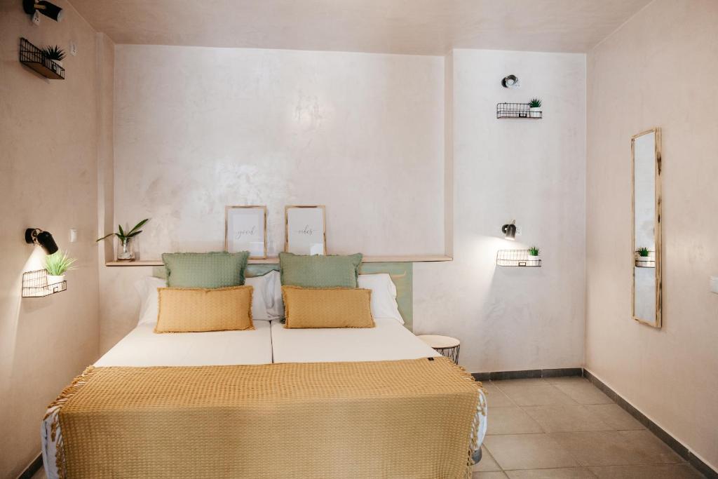 Łóżko lub łóżka w pokoju w obiekcie ASTUTO Boutique Jerez - Adults Only