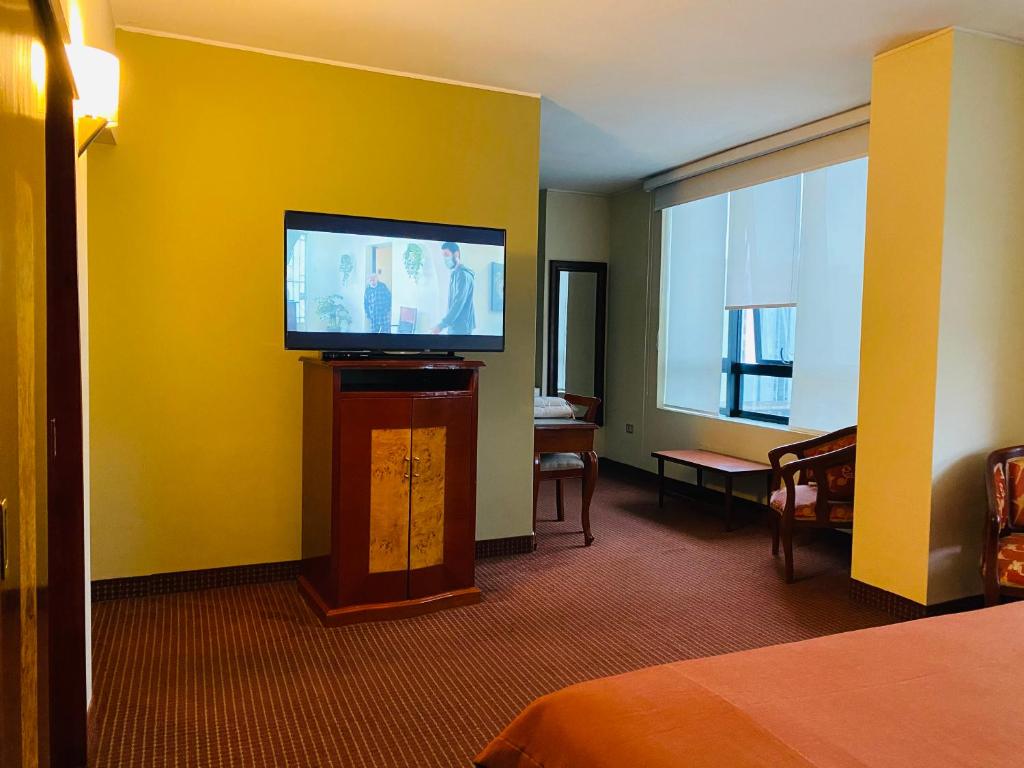TV in/ali zabaviščno središče v nastanitvi Hotel Continental Lima