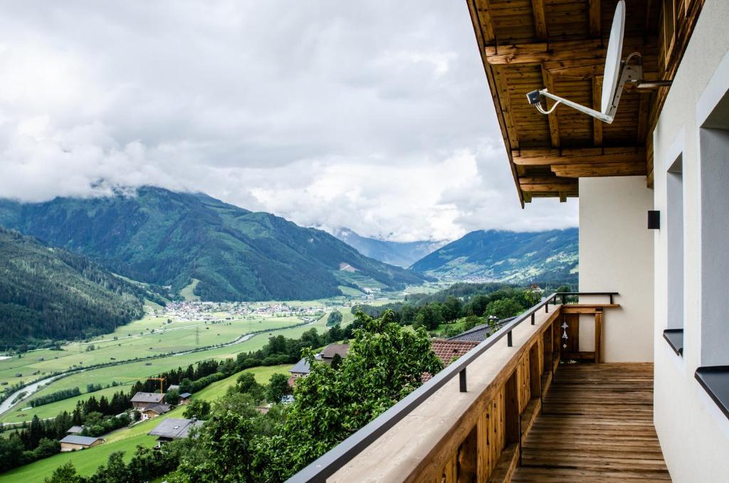 Elle comprend un balcon offrant une vue sur la vallée et les montagnes. dans l'établissement Apartment Mayerhofer, à Mittersill