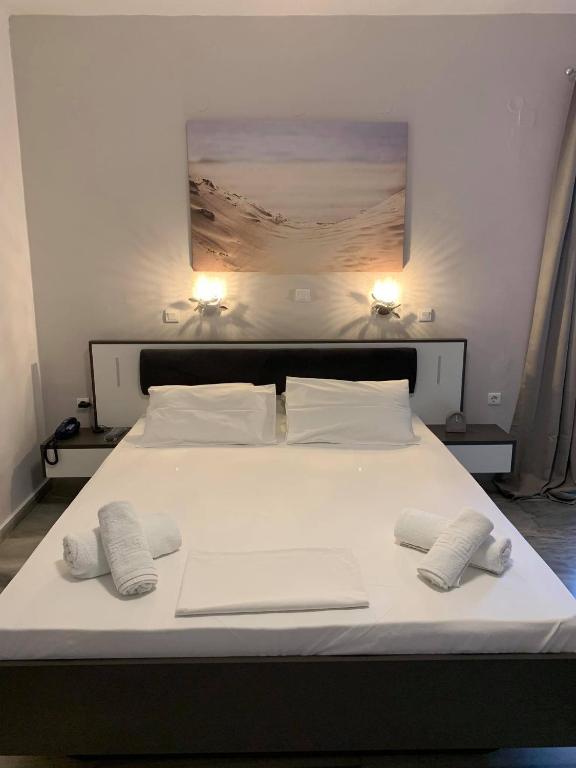 Postel nebo postele na pokoji v ubytování Akrogiali Hotel
