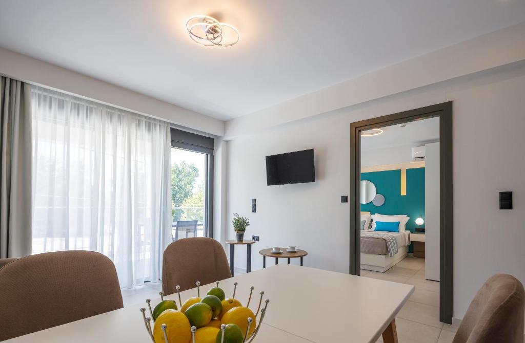 TV a/nebo společenská místnost v ubytování BISALTAE SEASIDE SUITES