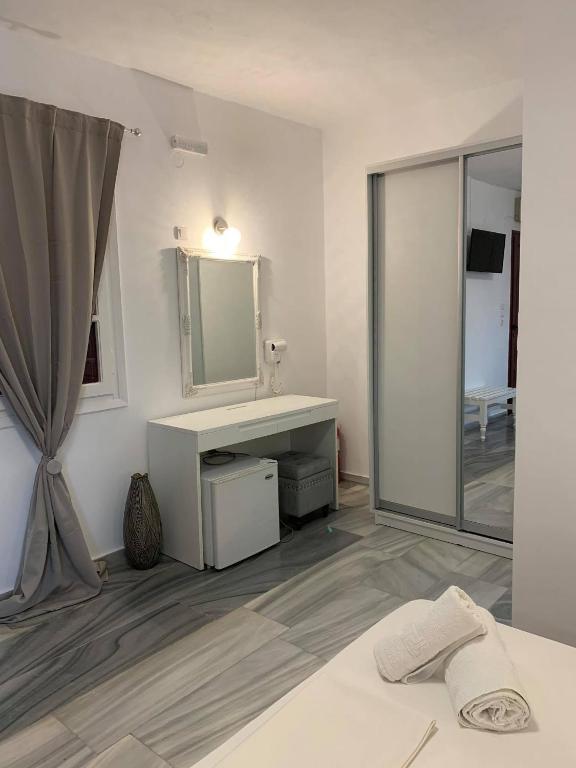 Koupelna v ubytování Akrogiali Hotel