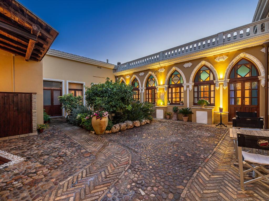 un patio vacío de un edificio con plantas y flores en La Torretta Domus, en Quartu SantʼElena