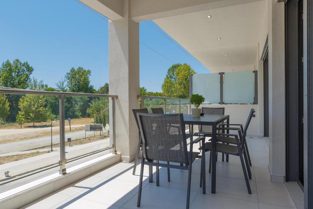Balkón nebo terasa v ubytování BISALTAE SEASIDE SUITES