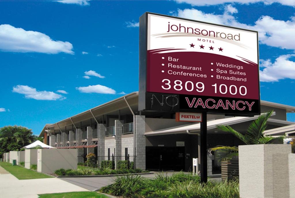 un grande cartello di fronte a un edificio di Johnson Road Motel a Browns Plains