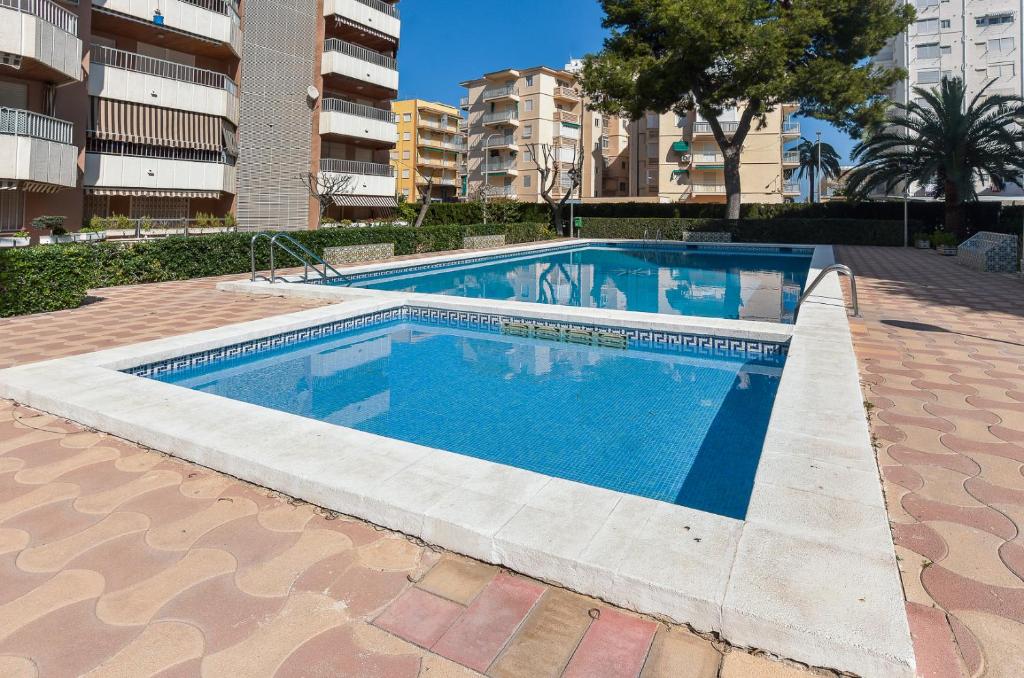 una piscina en medio de un edificio en Apartamentos Marblau Varios 1, 2 y 3 dormitorios - Julio y Agosto SOLO FAMILIAS, en Playa de Gandía