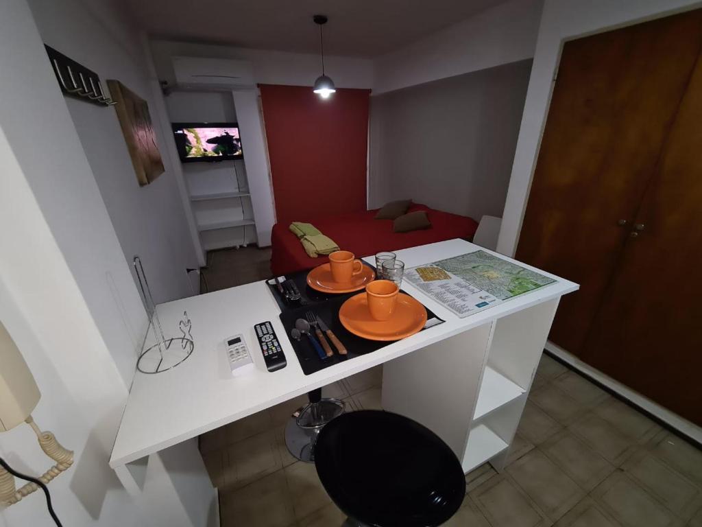 eine Küchentheke mit zwei orangenen Tassen darauf in der Unterkunft Departamento,Centro de Cordoba, monoambiente,a 100mts del Patio Olmos in Cordoba