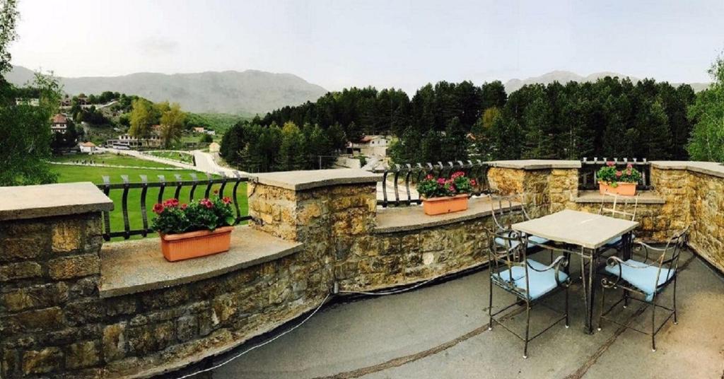 Vista generica sulle montagne o vista sulle montagne dall'interno del resort
