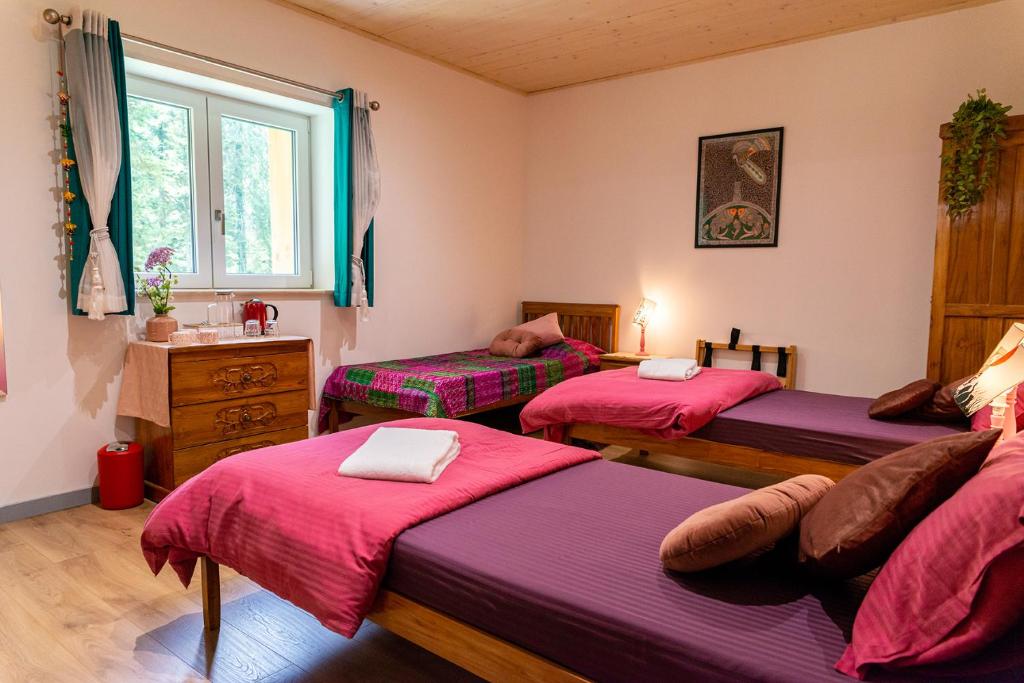 Postel nebo postele na pokoji v ubytování Sanskriti