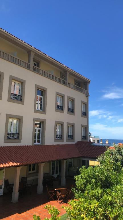 a large building with a red roof at Hotel Fonte do Fraile in Malpica