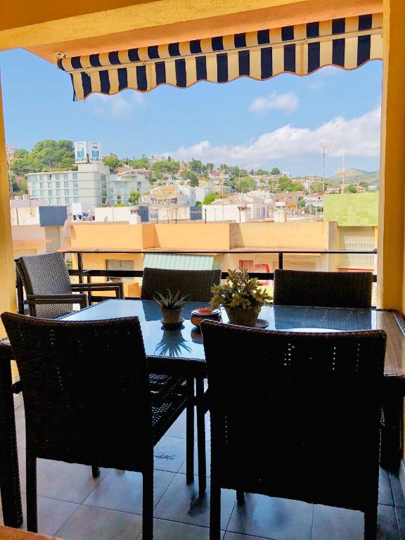 a table and chairs on a balcony with a view at CENTRICO LABRADORES 15 in Peniscola