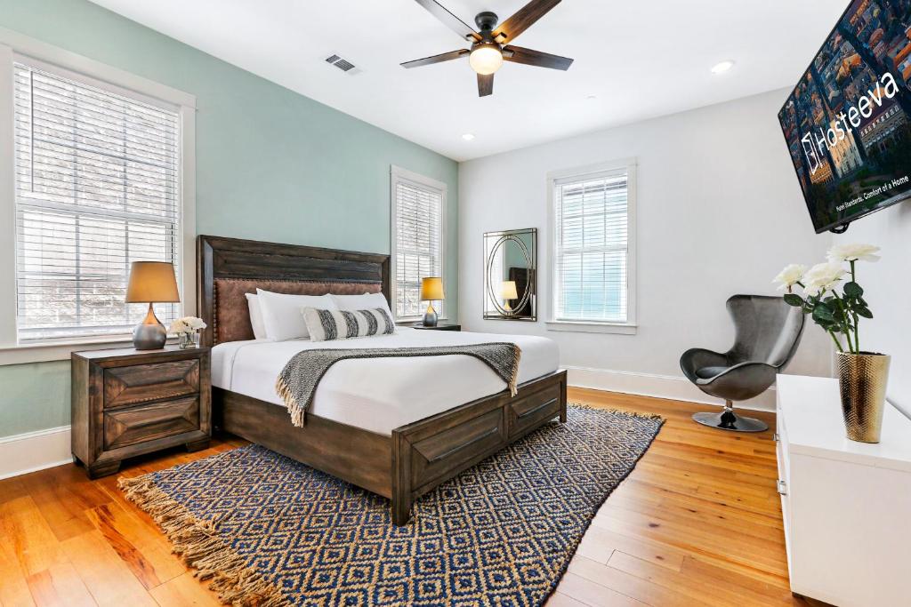 a bedroom with a bed and a ceiling fan at Hosteeva Amazing 4 BR Modern Condo with Balcony Near Frnch Quarter in New Orleans