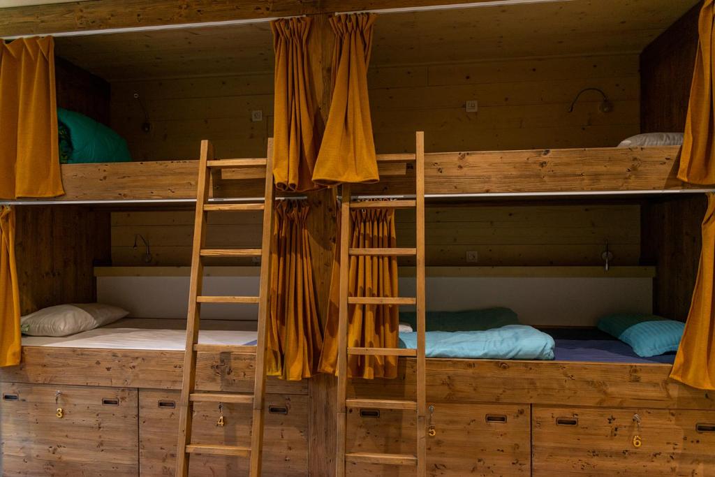 Palanda nebo palandy na pokoji v ubytování Sanskriti