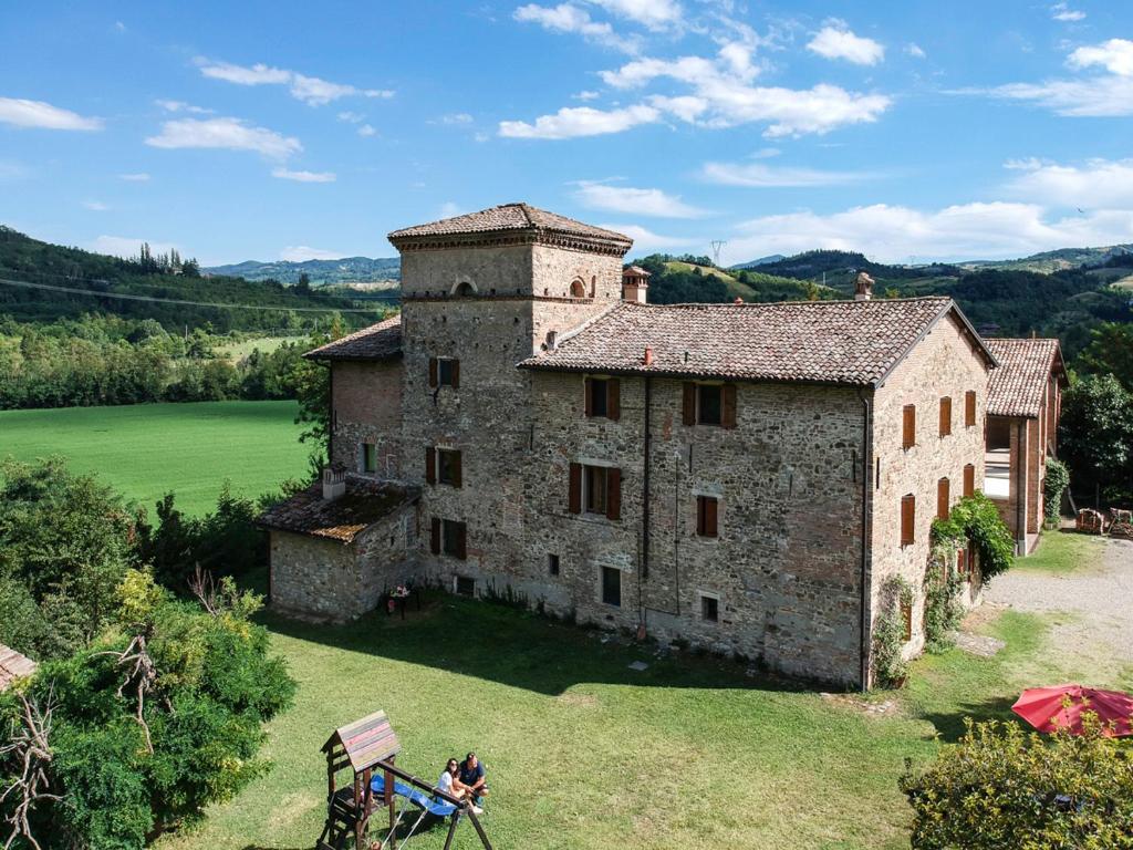 stary kamienny budynek z ławką przed nim w obiekcie Agriturismo Ca' Bertu' w mieście Zappolino
