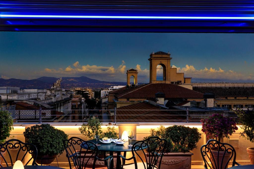 Nespecifikovaný výhled na hory nebo výhled na hory při pohledu z hotelu